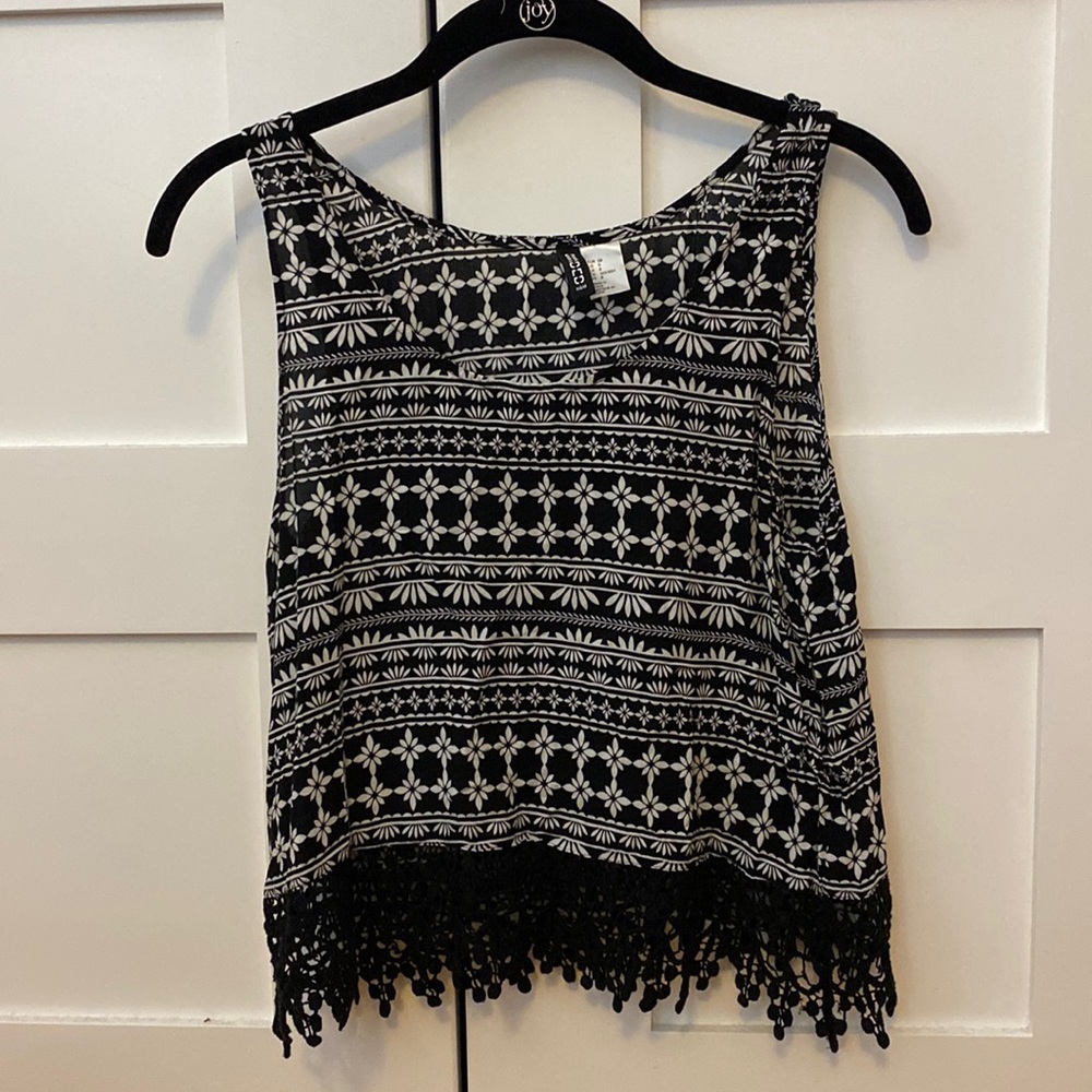 Size 8 Cropped Black and White Floral Print Top